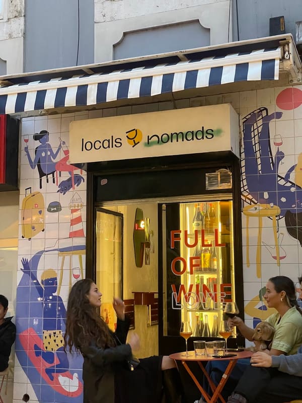 Locals & Nomads Natural Wine Bar & Shop Entrada exterior de um bar de vinhos com esplanada