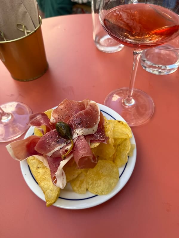 Tábua de enchidos e queijo com batata frita
