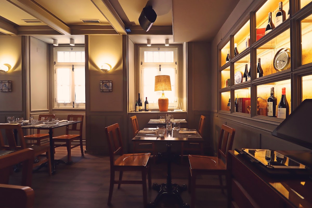 Garrafeira D'Alvalade warm dining room